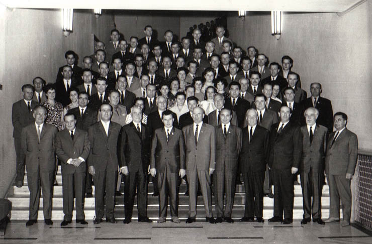 Congresul al IX-lea al P.C.R. – conducătorii partidului în mijlocul delegaţilor.