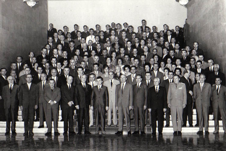 Congresul al IX –lea al P.C.R. – conducători ai partidului în mijlocul unor delegaţi (Reg. Bucureşti).