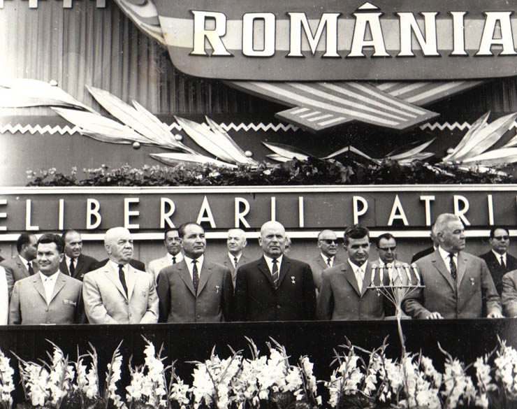 Tribuna centrală în timpul parăzii militare şi a demonstraţiei oamenilor muncii din Capitală
