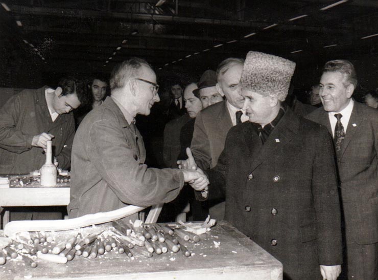 Vizita de lucru a lui Nicolae Ceauşescu la fabrica de mobilă din Arad.      (11 februarie 1972).