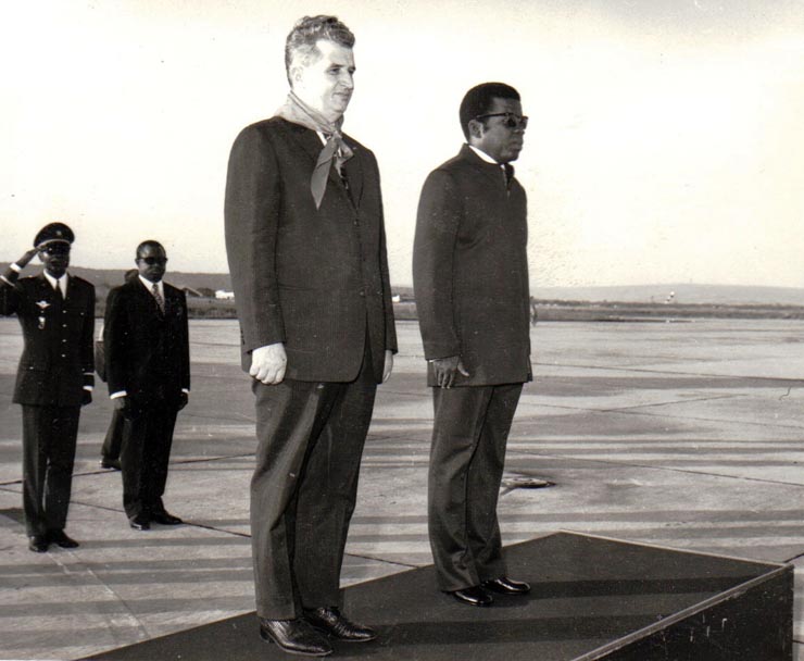 Vizita delegaţiei R.S.R. condusă de preşedintele Nicolae Ceauşescu în Republica Populară Congo – primirea pe aeroportul Brazzaville).    (18  martie 1972).
