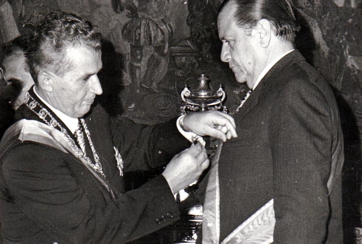 Aspecte din timpul vizitei oficiale de prietenie a preşedintelui Consiliului de Stat al României, Nicolae Ceauşescu şi a Elenei Ceauşescu în Venezuela (acordarea unor înalte distincţii).      (septembrie 1973).