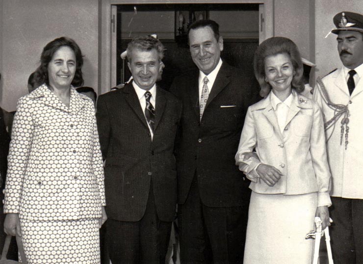 Vizita lui Nicolae Ceauşescu şi a Elenei Ceauşescu în Republica Argentina – cei doi preşedinţi, împreună cu soţiile, în urma convorbirilor oficiale de la palatul prezidenţial Olivos.   (6 martie 1974).