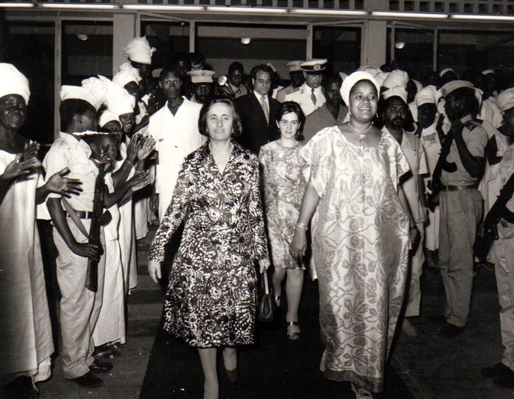 Elena Ceauşescu împreună cu soţia şefului statului Guineea înainte de părăsirea oraşului Conacry.(12 martie 1974).
