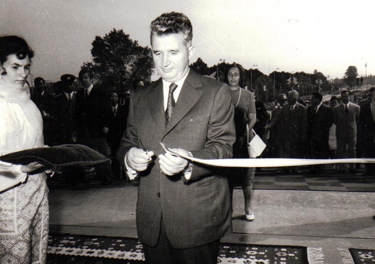 Aspecte de la participarea lui Nicolae Ceauşescu la festivitatea inaugurării Expoziţiei Realizărilor Economiei Naţionale (E.R.E.N.).            (17 august 1974).