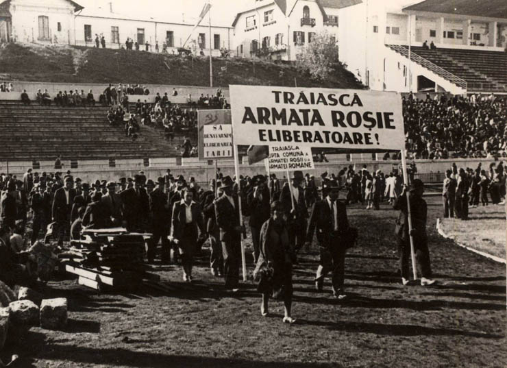 Mitingul de pe stadionul A.N.E.F. în sprijinul Platformei F.N.D. Participanţii la miting cer constituirea unui guvern al Frontului Naţional Democrat. (8 octombrie 1944)