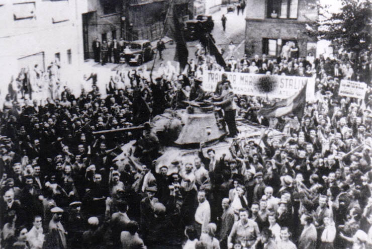 Fotografie reprezentând un aspect de la intrarea Armatei Roşii în Bucureşti.