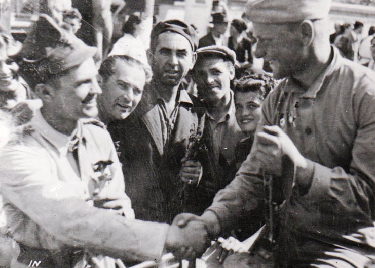 Fotografie de la intrarea Armatei Sovietice în Bucureşti.