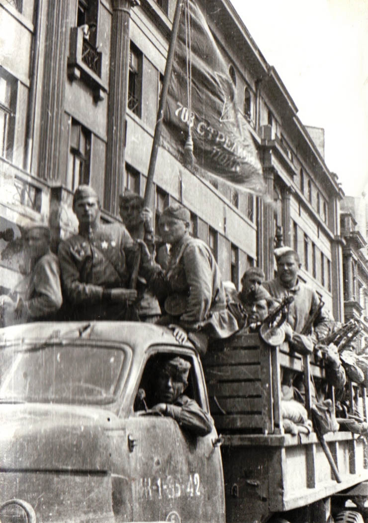 Bulevardul Carol. Intrarea Armatei Sovietice în Bucureşti. Cap de coloană. 