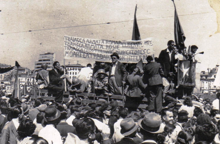 Fotografie: Manifestaţie pentru primirea Armatei Roşii în Bucureşti. Piaţa Naţiunii.
