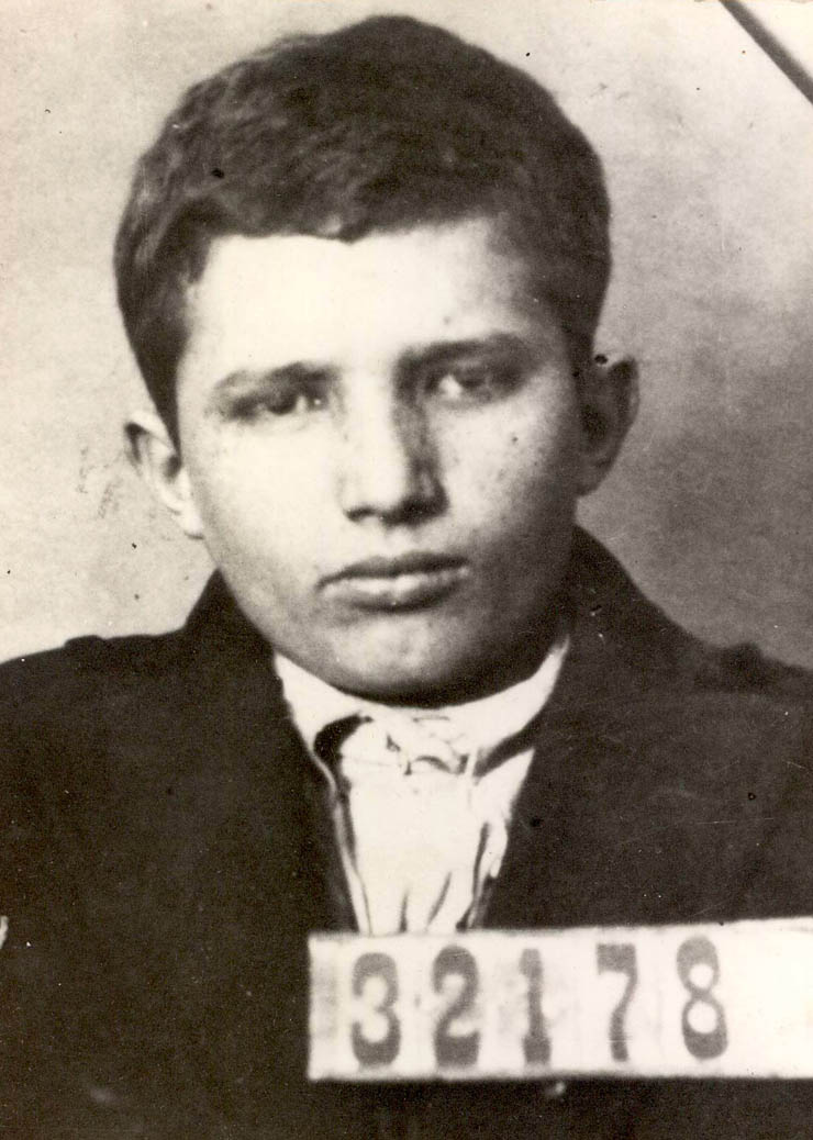 Nicolae Ceauşescu la vârsta de 15 ani (deţinut la Doftana) (1933)