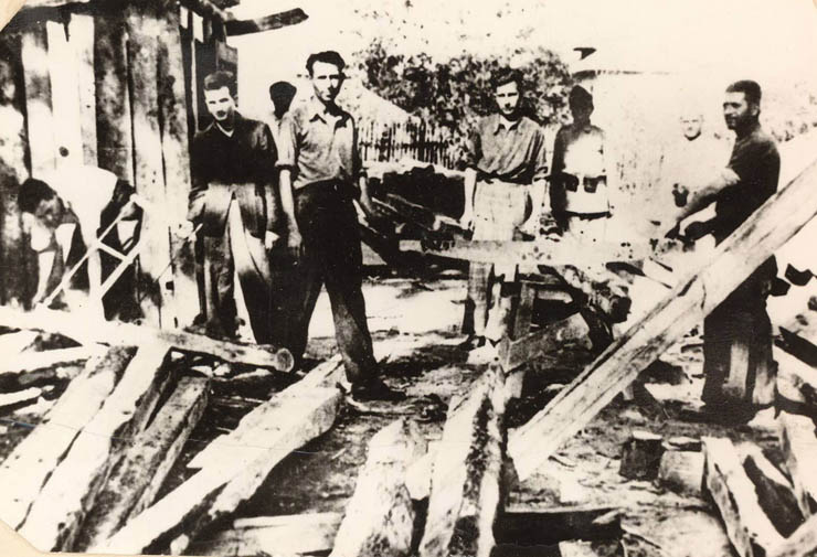 N. Ceauşescu şi alţi deţinuţi politici în lagărul de la Tg. Jiu, în timpul dictaturii militaro-fasciste. (1943) 