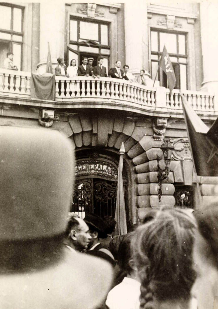 Miting în Piaţa Universităţii organizat cu prilejul intrării trupelor sovietice în Bucureşti. (30.08.1944)