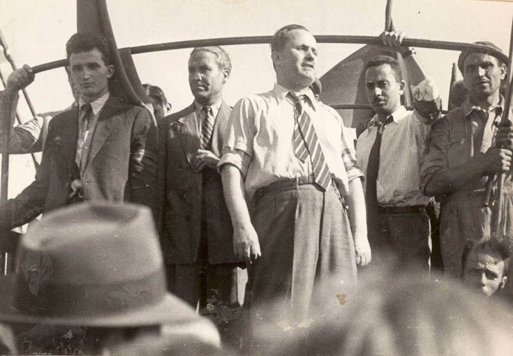 Activişti ai P.C.R., printre care Nicolae Ceauşescu şi C. Agiu, veniţi în întâmpinarea trupelor sovietice la intrarea în Bucureşti. (30.08.1944)