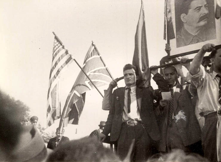 Nicolae Ceauşescu, Constantin Agiu ş.a. în întâmpinarea Armatei Roşii la intrarea în Bucureşti (Colentina) la 30 august 1944. (30.08.1944)