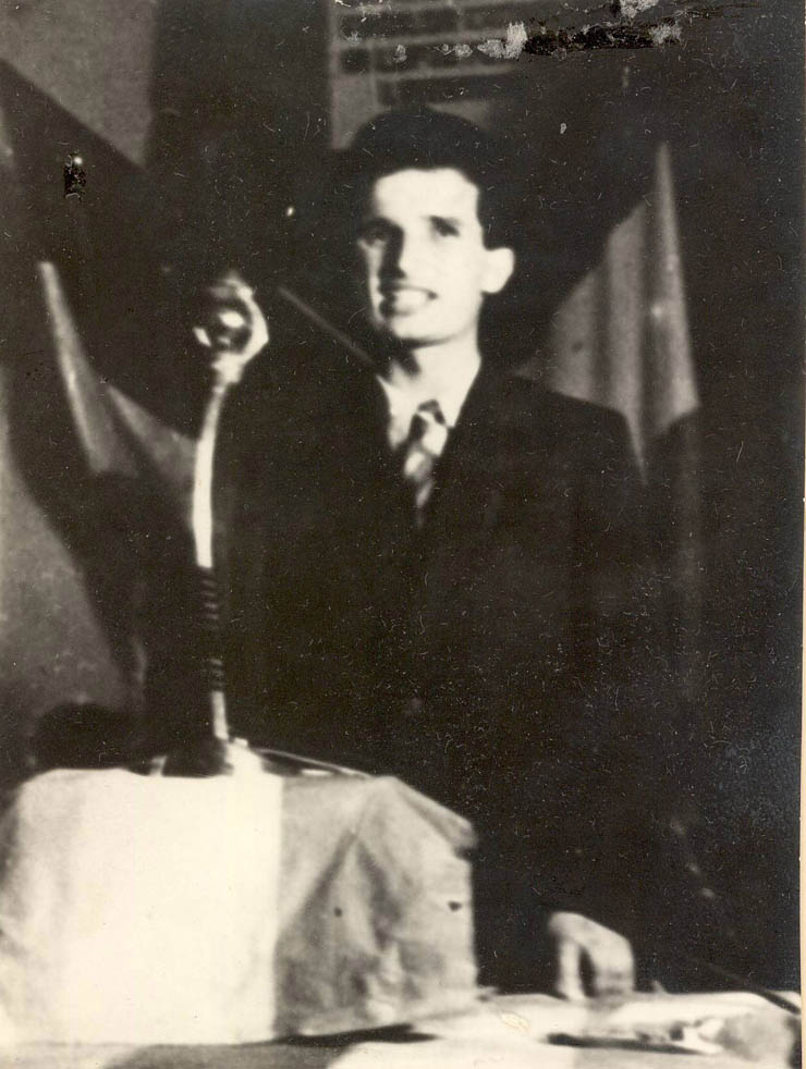 Nicolae Ceauşescu vorbind la mitingul de primire a luptătorilor comunişti şi antifascişti, organizat de Apărarea Patriotică în Bucureşti. (10 septembrie 1944)