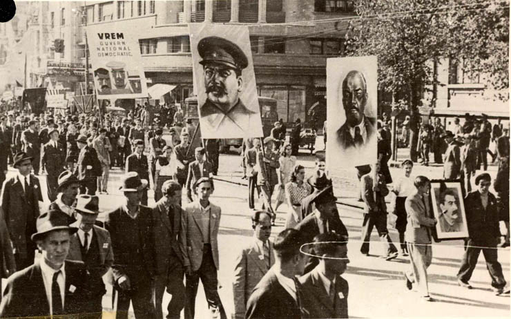 Bucureşti, septembrie – octombrie 1944. Nicolae Ceauşescu împreună cu Elena Ceauşescu în rândul manifestanţilor în drum spre stadionul A.N.E.F. (sept.-oct. 1944)