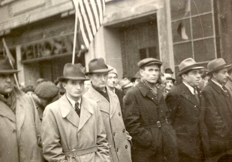 Conducători ai muncitorimii în fruntea unei manifestaţii populare din Capitală pentru un guvern F.N.D. (28 oct. 1944)