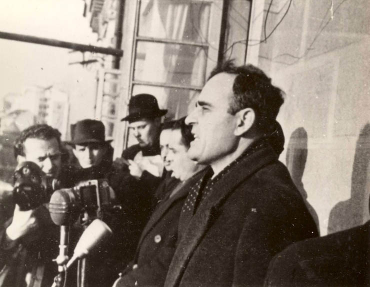 Bucureşti, 13 februarie 1945. Aspecte de la mitingul oamenilor muncii din Capitală pentru instalarea unui guvern democratic. (13 feb. 1945)