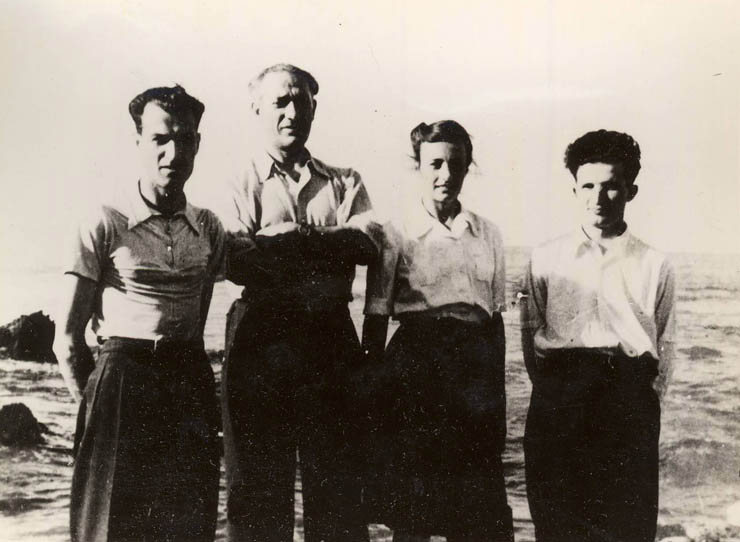Nicolae Ceauşescu alături de un grup de activişti ai Comitetului Judeţean Constanţa al P.C.R., în cadrul căruia a avut funcţii de răspundere. (1946)