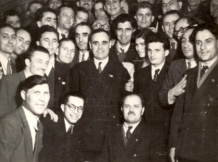 Bucureşti, februarie 1948. Nicolae Ceauşescu în mijlocul unui grup de participanţi la Congresul al VI-lea al P.C.R. (febr. 1948)