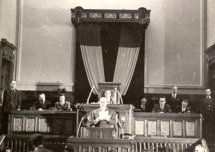 Bucureşti, aprilie 1948. Nicolae Ceauşescu, membru al Biroului provizoriu al Marii Adunări Naţionale, în timpul discutării şi votării Constituţiei. (aprilie 1948)