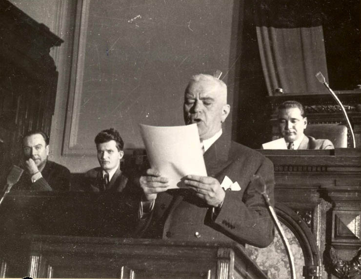 Bucureşti, aprilie 1948. Nicolae Ceauşescu, membru al Biroului provizoriu al Marii Adunări Naţionale, în timpul discutării şi votării Constituţiei. (aprilie 1948)