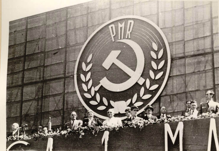 Bucureşti – Piaţa Victoriei, 1 mai 1949. Aspect de la tribuna oficială cu prilejul sărbătoririi Zilei Internaţionale a Oamenilor Muncii. (1 mai 1949)