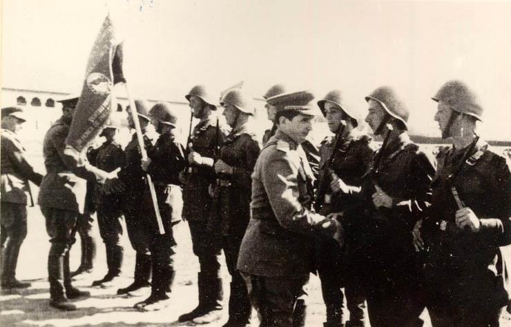 Înmânarea drapelului roşu al U.T.M. Organizaţiei de tineret din Regimentul 36 Artilerie Tg. Jiu, pe stadionul din Craiova. 1950. (1950)