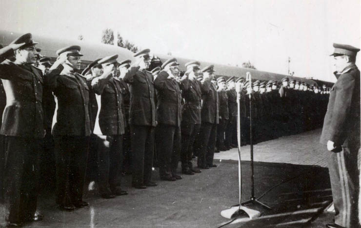17 iulie 1953. Întâmpinarea, în gara Băneasa, a Ansamblului de cântece şi dansuri al Armatei, întors dintr-un turneu peste graniţă. (1953)