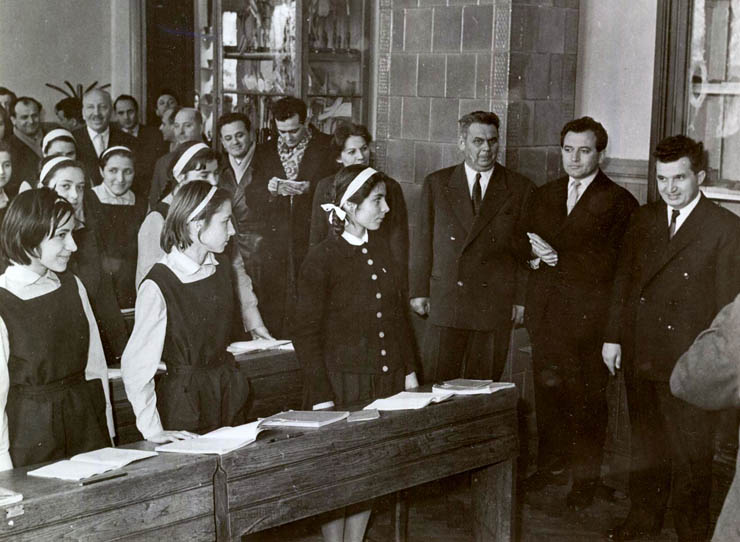 Februarie 1965. Nicolae Ceauşescu vizitează liceul „Nicolae Bălcescu” din Piteşti. (febr.1965)