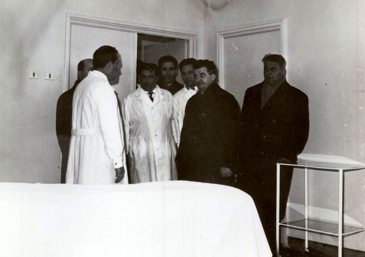 Februarie 1965. Nicolae Ceauşescu vizitând spitalul „Nicolae Bălcescu”. (febr.1965)