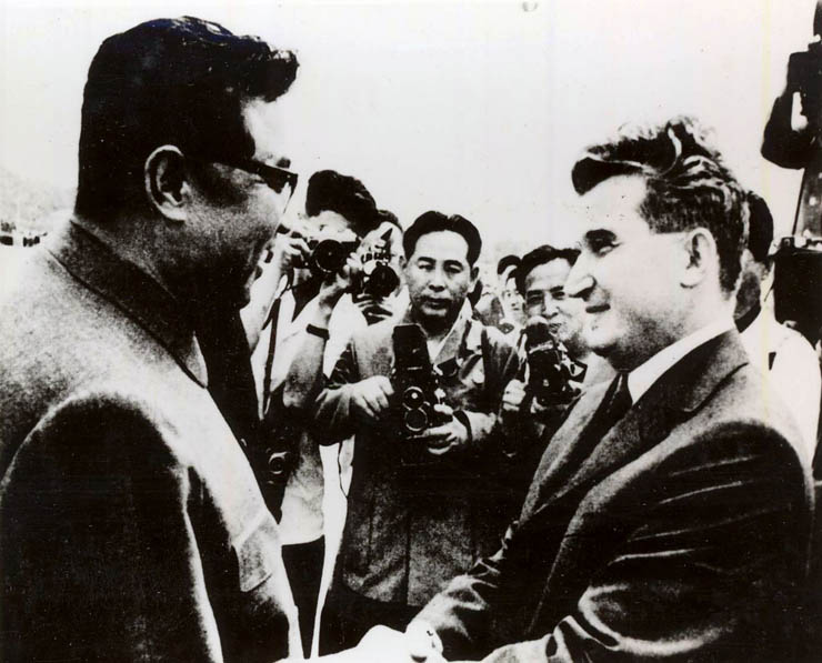 Nicolae Ceauşescu şi Kim Ir Sen cu prilejul vizitei delegaţiei de partid şi guvernamentale în R.P.D. Coreea. (15 iunie 1971)