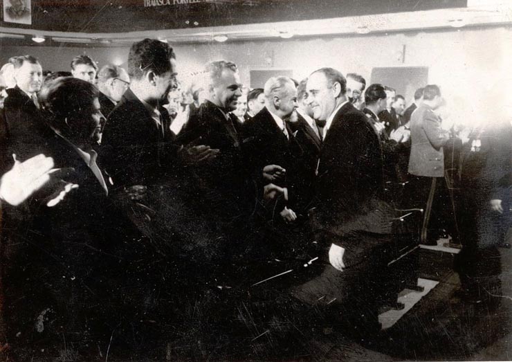 Gheorghe Gheorghiu –Dej întreţinându-se cu unii dintre participanţii la Adunarea festivă organizată cu prilejul celei de-a 33-a aniversări a Armatei Sovietice (sala Teatrului Muncitoresc C.F.R. Giuleşti). (23.02.1951).