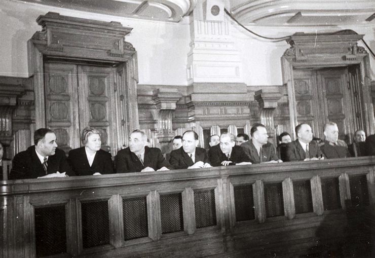 Gheorghe Gheorghiu –Dej, Ana Pauker, Vasile Luca, Teohari Georgescu, Chişinevselu Iosif, Emil Bodnăraş, Chivu Stoica, Lothar Rădăceanu, pe banca ministerială, cu prilejul deschiderii celei de-a 10-a sesiuni a Marii Adunări Naţionale în cadrul căreia s-a luat în discuţie proiectul de lege pentru aprobarea bugetului de stat al R.P.R. pe anul 1951. (5.04.1951).