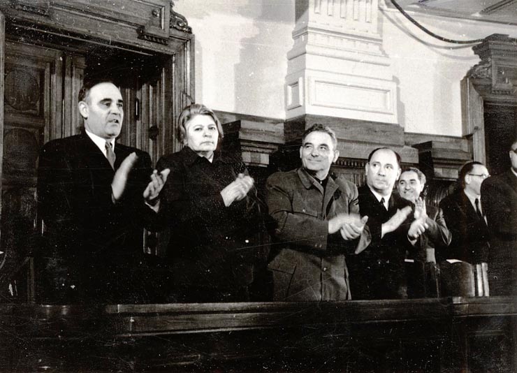 Gheorghe Gheorghiu –Dej, Ana Pauker, Vasile Luca, Teohari Georgescu, Valter Roman, Vasile Mârza pe banca ministerială, cu prilejul celei de-a 10-a sesiuni a Marii Adunări Naţionale în cadrul căreia s-a votat bugetul de stat al R.P.R. pe anul 1951 şi s-a semnat Apelul pentru un Pact al Păcii  (7.IV.1951). (5-7.IV.1951).