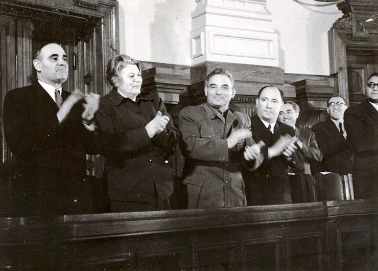 Gheorghe Gheorghiu –Dej, Ana Pauker, Vasile Luca, Teohari Georgescu, Miron Constantinescu Valter Roman, Vasile Mârza pe banca ministerială cu prilejul celei de-a 10-a sesiuni a Marii Adunări Naţionale în cadrul căreia s-a votat bugetul de stat al R.P.R. pe anul 1951 şi s-a semnat Apelul pentru un Pact al Păcii (7.IV.1951). (5-7.IV.1951).