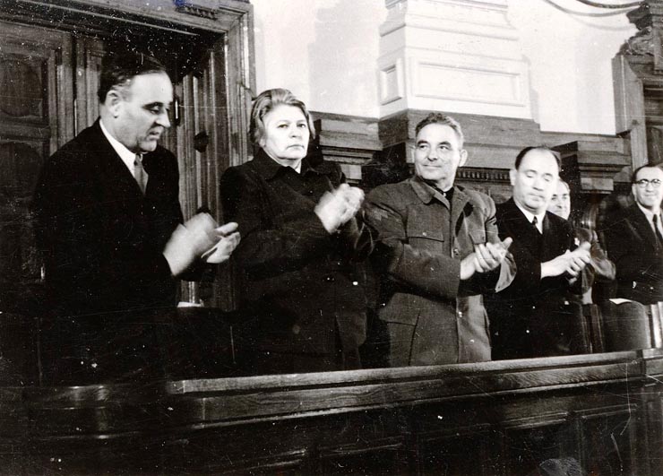 Gheorghe Gheorghiu –Dej, Ana Pauker, Vasile Luca, Teohari Georgescu, Miron Constantinescu Valter Roman, Vasile Mârza pe banca ministerială cu prilejul celei de-a 10-a sesiuni a Marii Adunări Naţionale în cadrul căreia s-a votat bugetul de stat al R.P.R. pe anul 1951 şi s-a semnat Apelul pentru un Pact al Păcii (7.IV.1951). (5-7.IV.1951).