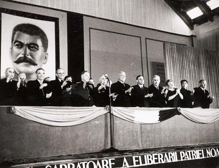 Gheorghe Gheorghiu –Dej, Petru Groza, Vasile Luca, Ana Pauker, C.I.Parhon, M. B. Mitin, Kavtaradze, K.E. Vorosilov în prezidiul adunării festive convocată în cinstea celei de-a 7 –a aniversări a eliberării României de către armata sovietică (Sala de expoziţii din Parcul de cultură şi odihnă). (22.08.1951).