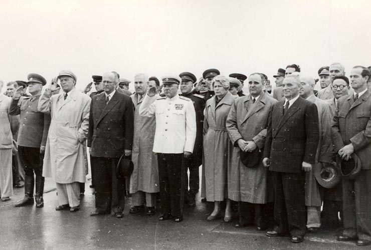 Gheorghe Gheorghiu –Dej, Petru Groza, Kavtaradze, Ana Pauker, Emil Bodnăraş, Vasile Luca, K.E. Vorosilov, Al. Moghioroş  pe aeroportul Băneasa, cu prilejul sosirii în Capitală a delegaţiei guvernamentale sovietice în frunte cu K.E. Vorosilov, pentru a participa la sărbătorirea zilei de 23 august. (22.08.1951).