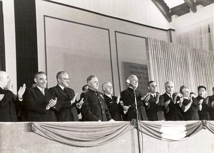 Gheorghe Gheorghiu –Dej, Petru Groza, K.E. Vorosilov, Kavtaradze, Ana Pauker, Vasile Luca, M. B. Mitin, C.I.Parhon, în prezidiul adunării festive organizată de Comitetul Orăşenesc P.M.R. Bucureşti în sala expoziţiilor din Parcul Herăstrău, cu prilejul zilei de 23 august 1951. (22.08.1951).