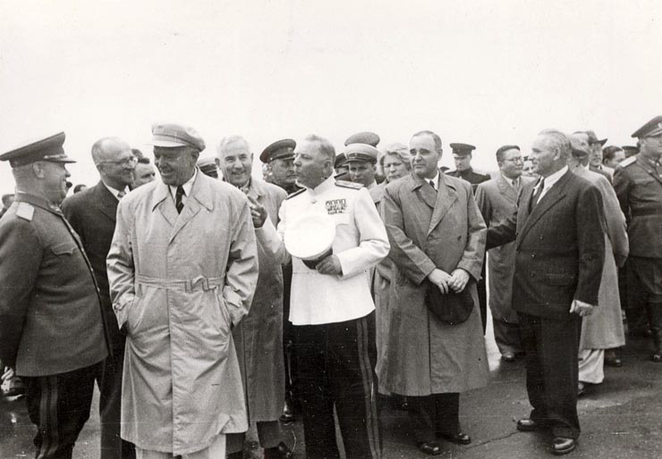 Gheorghe Gheorghiu –Dej, Petru Groza, Emil Bodnăraş, K.E. Vorosilov, Kavtaradze, Ana Pauker, Vasile Luca cu prilejul sosirii în Capitală a delegaţiei guvernamentale sovietice în frunte cu K.E. Vorosilov, pentru a participa la sărbătorirea zilei de 23 august. (22.08.1951).