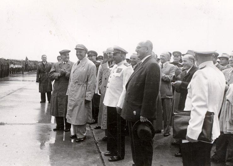 Gheorghe Gheorghiu –Dej, Petru Groza, K.E. Vorosilov, Kavtaradze,  Gh. Stoica, Chişinevselu Iosif, Sorin Toma, cu prilejul sosirii în Capitală a delegaţiei guvernamentale sovietice în frunte cu K.E. Vorosilov, pentru a participa la sărbătorirea zilei de 23 august. (22.08.1951).