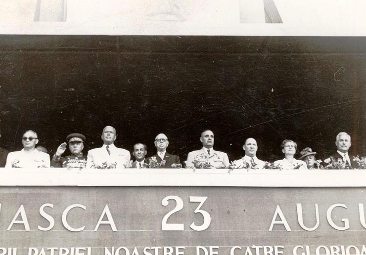 Gheorghe Gheorghiu –Dej, Petru Groza, K.E. Vorosilov, Vasile Luca, Kavtaradze Sofia, Kavtaradze S.I., Mia Groza, Teohari Georgescu, C.I.Parhon, Chişinevselu Iosif în tribuna oficială din Piaţa Aviatorilor cu prilejul sărbătoririi zilei de 23 august 1951. (23.08.1951).