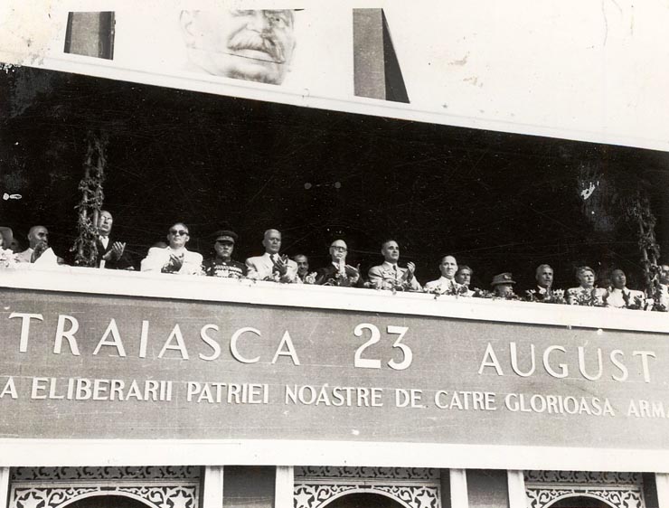 Gheorghe Gheorghiu –Dej, Petru Groza, Vasile Luca, Ana Pauker, C.I.Parhon, Kavtaradze Sofia, M. B. Mitin, K.E. Vorosilov, Teohari Georgescu, Kavtaradze S.I., Chişinevselu Iosif în tribuna oficială cu prilejul sărbătoririi zilei de 23 august 1951(Piaţa Aviatorilor).    (23.08.1951).