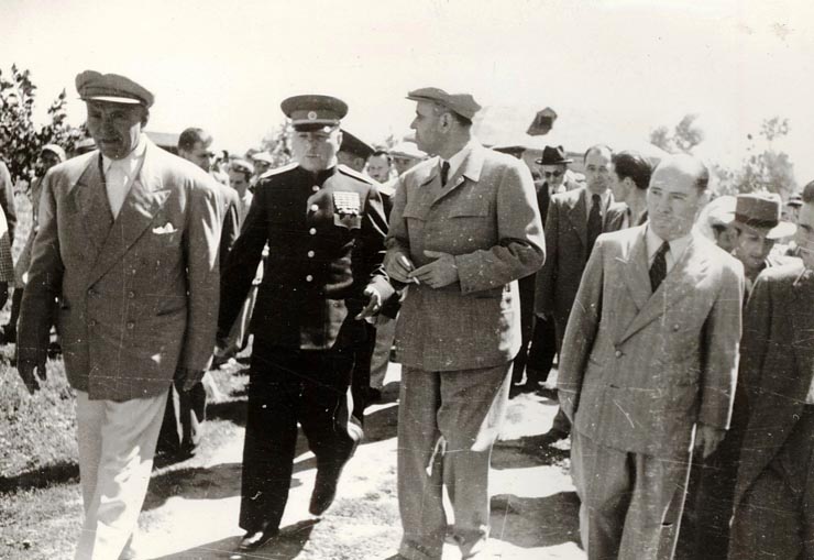 Gheorghe Gheorghiu –Dej, Petru Groza, K.E. Vorosilov, Teohari Georgescu  în vizită la Gospodăria Agricolă Colectivă . „Drumul lui Lenin”, satul Livedea, reg. Bucureşti. (24.08.1951).