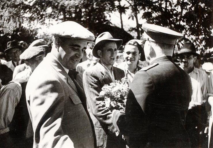 Gheorghe Gheorghiu –Dej şi delegaţia sovietică condusă de mareşalul K.E. Vorosilov care a participat la sărbătorirea zilei de 23 august, făcând o vizită la G.A.C. „Drumul lui Lenin”, satul Livedea, reg. Bucureşti. (24.08.1951).
