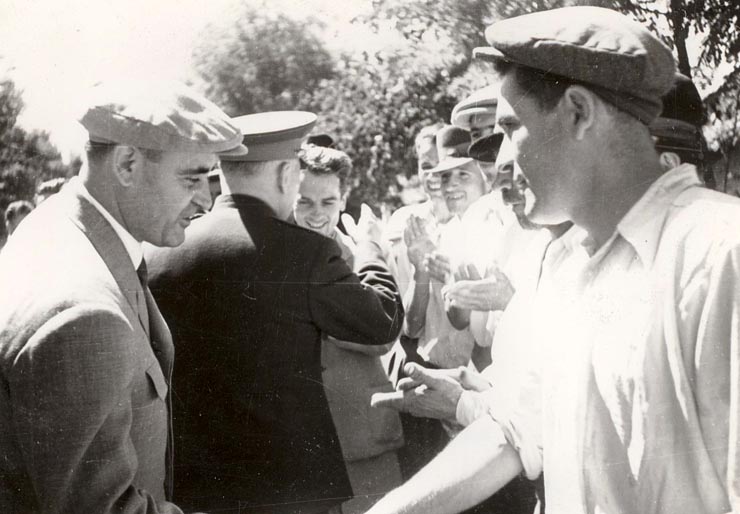 Gheorghe Gheorghiu –Dej, Petru Groza şi conducătorul delagaţiei sovietice, mareşalul K.E. Vorosilov care a participat la sărbătorirea zilei de 23 august, făcând o vizită la G.A.C. „Drumul lui Lenin”, satul Livedea, reg. Bucureşti. (24.08.1951).