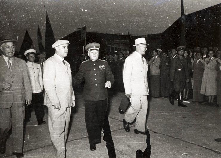 Gheorghe Gheorghiu –Dej, Petru Groza, Kavtaradze S.I şi alte persoane sosind pe aeroportul Băneasa, unde au condus pe K.E. Vorosilov, conducătorul delegaţiei guvernamentale sovietice, care a vizitat ţara noastră cu prilejul sărbătoririi zilei de 23 august. (25.08.1951).
