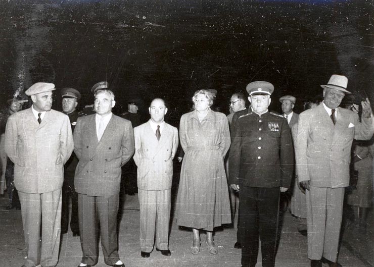 Gheorghe Gheorghiu –Dej, Petru Groza, Teohari Georgescu, Leonte Răutu, Ana Pauker, Vasile Luca şi alte persoane sosind pe aeroportul Băneasa, unde au condus pe K.E. Vorosilov, conducătorul delegaţiei guvernamentale sovietice, care a vizitat ţara noastră cu prilejul sărbătoririi zilei de 23 august. (25.08.1951).